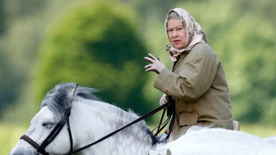 Rainha Elizabeth anda a cavalo nos jardins do Castelo de Windsor em 2006 - Max Mumby/Indigo/Getty Images