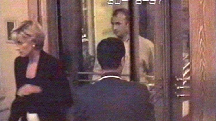 Diana entrando no hotel Ritz, em Paris, em 30 de agosto de 1997, pouco antes do acidente