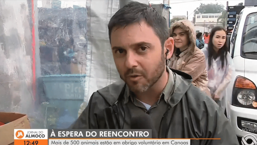 Voluntários interromperam entrada ao vivo do 'Jornal do Almoço' aos gritos de 'Globo lixo'