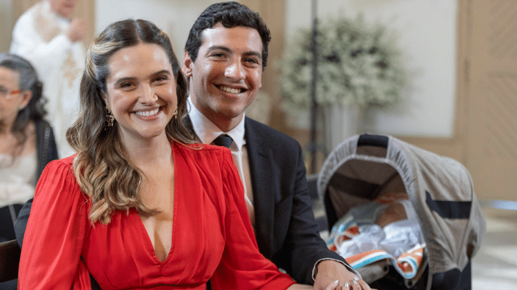 Electra (Juliana Paiva) e Murilo (Henrique Barreira) com sua filhinha em 'Família É Tudo'