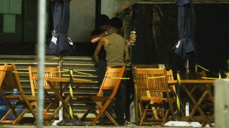 Lucas Leto e Alvaro se beijam em quiosque no Rio