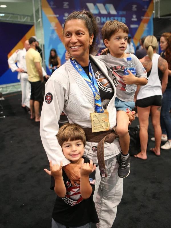 Samantha comemora vitória em campeonato mundial de jiu-jitsu