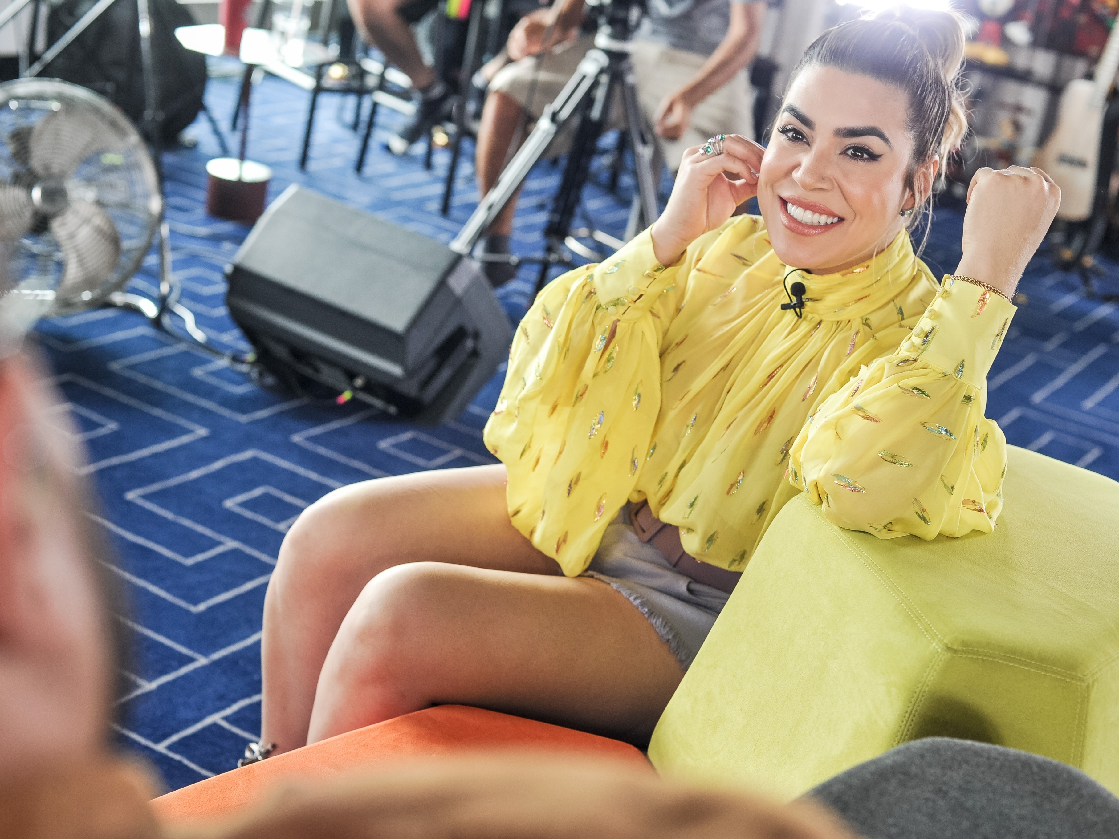 Naiara Azevedo conta por que gosta de ler fofocas na hora do número 2