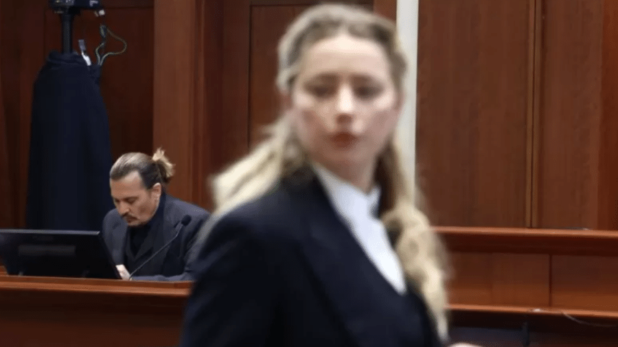 Johnny Depp testemunhou no processo; Amber Heard (fora de foco) estava presente - Getty Images