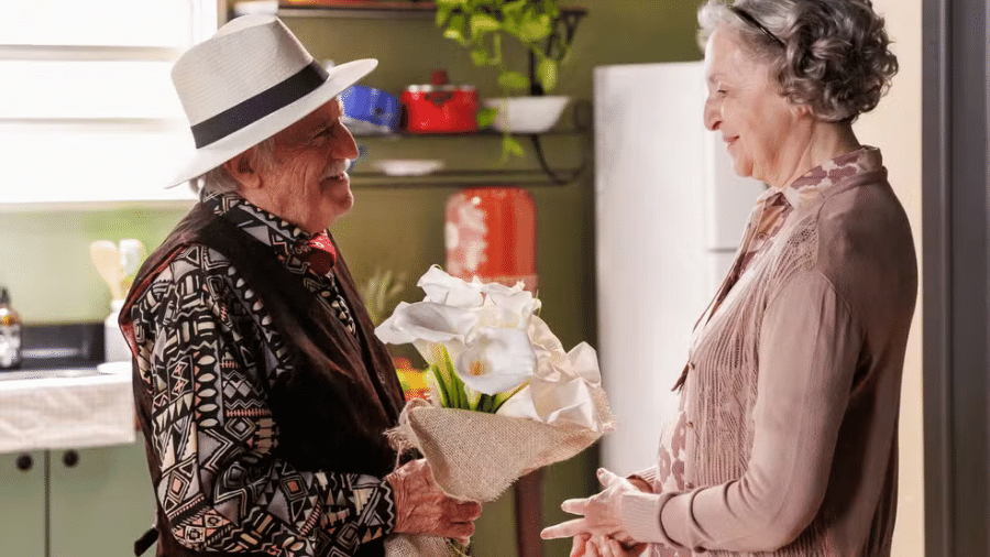 Lampião (Ary Fontoura) leva flores para Mercedes (Ana Lúcia Torre) em 'Fuzuê'