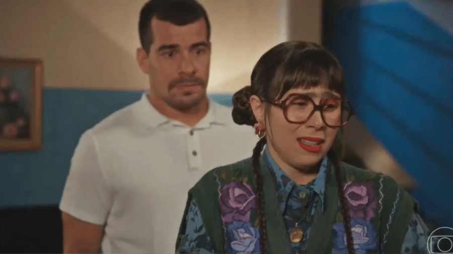 Júpiter (Thiago Martins) e Lupita (Daphne Bozaski) em "Família É Tudo" - Reprodução/Globo