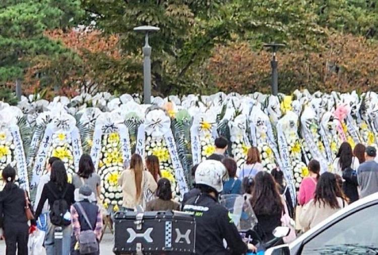 SM recebe mais de mil coroas de flores em protesto ao retorno de Seunghan ao RIIZE