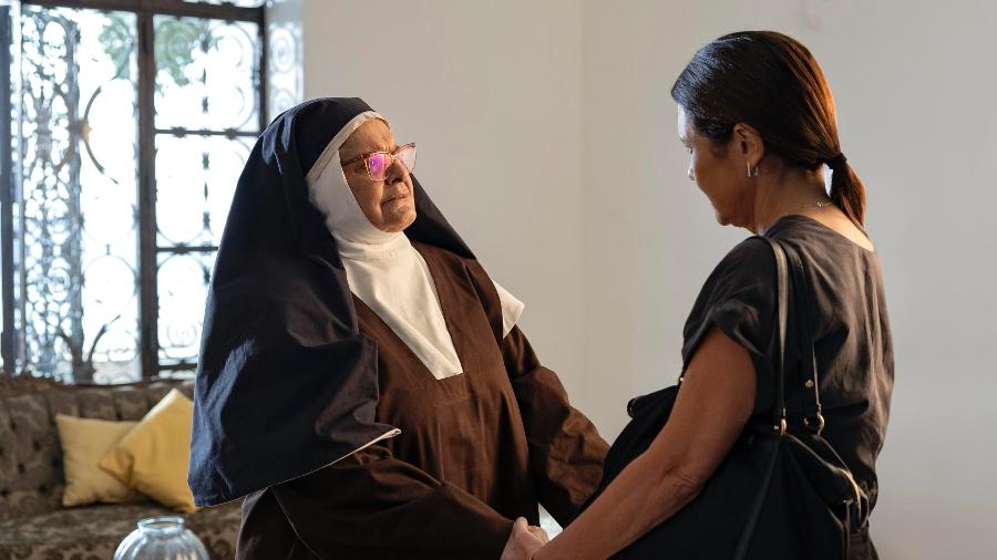 Irmã Mércia (Jussara Freire) guarda os segredos de Mércia (Adriana Esteves) em 'Mania de Você'