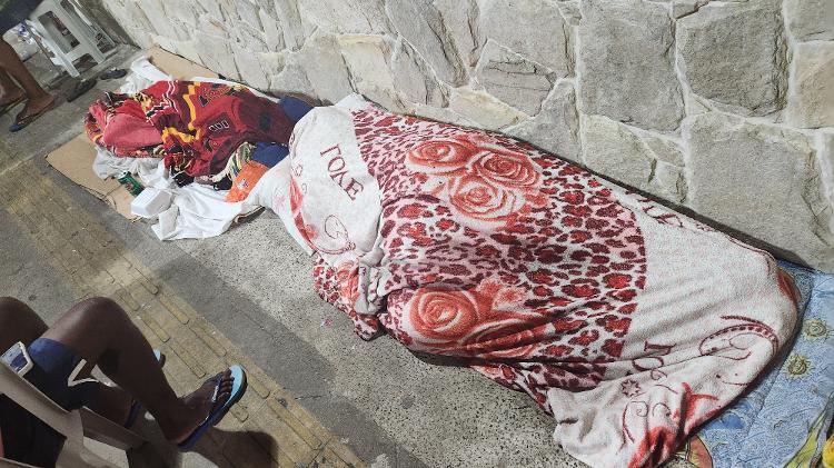 Ambulantes dormem nas ruas durante Carnaval de Salvador