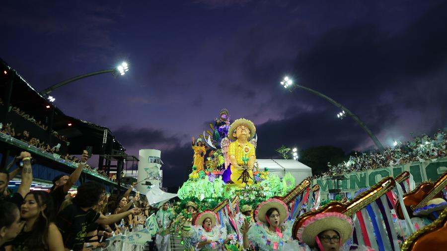 10.fev.2024 - Desfile da Mancha Verde na primeira noite de carnaval no sambódromo do Anhembi