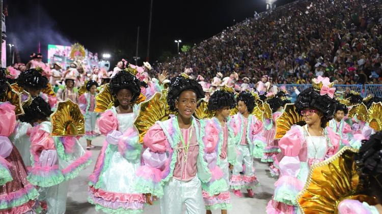 13.fev.2024 - Desfile da Mangueira na segunda noite de carnaval no sambódromo da Marquês de Sapucaí