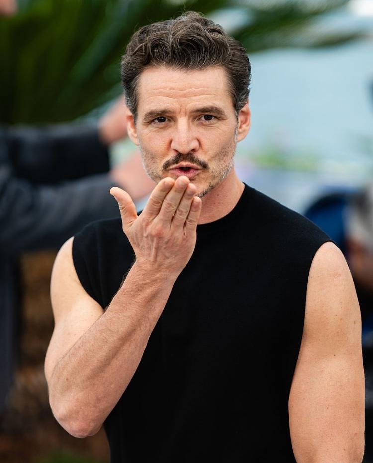 Pedro Pascal de regata em Cannes Pedro Pascal de regata em Cannes