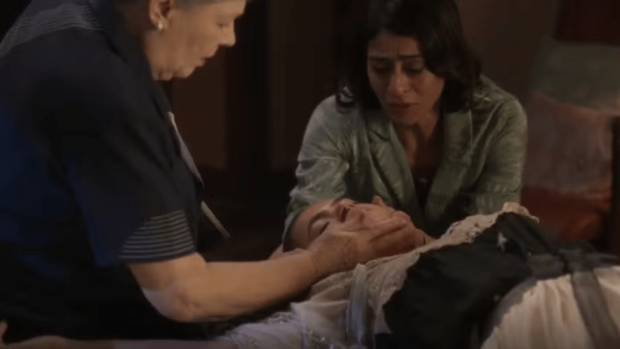 Bia (Maisa) passa mal e é socorrida por Arlete (Bete Mendes) e Clarice (Carol Castro) em "Garota do Momento" - Reprodução/Globo