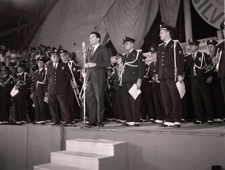 Ao lado de militares, o apresentador Silvio Santos comemora aniversário do "Programa Silvio Santos", no ginásio do Pacaembu, em São Paulo (13/06/1965)