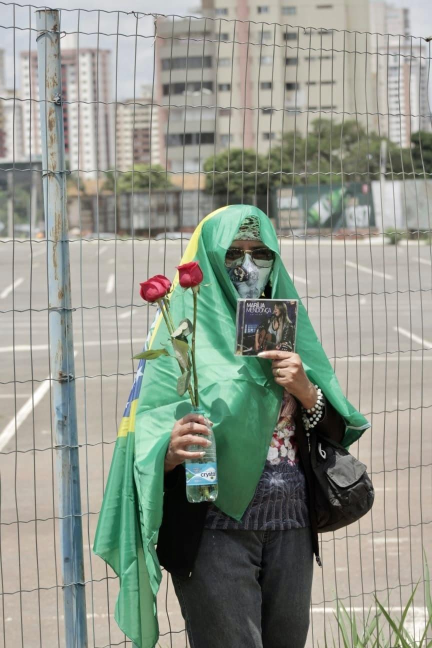 Fã leva rosas e disco de Marília Mendonça para o velório da cantora na Arena Goiânia - J. Lee/ Brazil News
