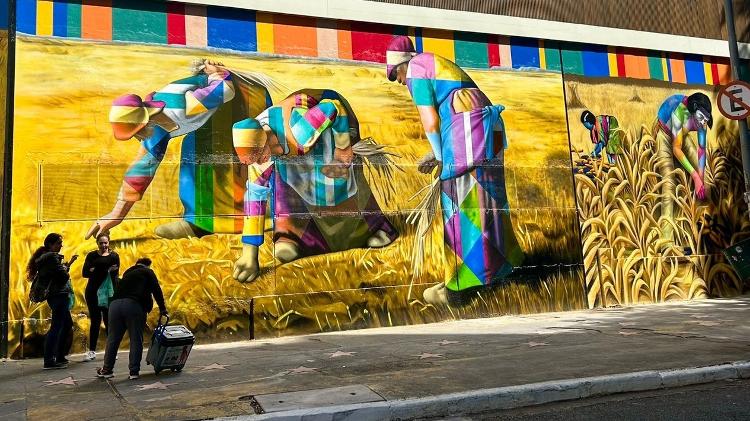 Painel de Kobra ilustra as paredes de um comércio em Santa Cecília, em São Paulo