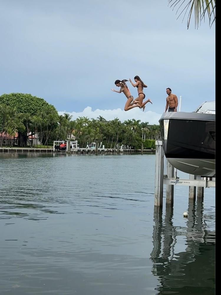 Gisele Bu?ndchen compartilha cliques raros com os filhos e o namorado, Joaquim Valente