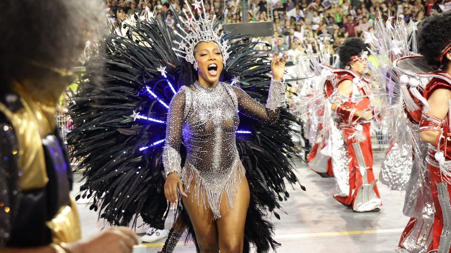 Negra Li desfilou como madrinha de bateria na Vai-Vai