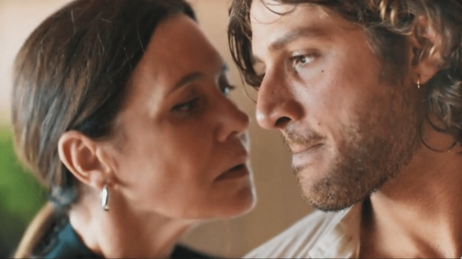 Mércia (Adriana Esteves) e Mavi (Chay Suede) em 'Mania de Você'