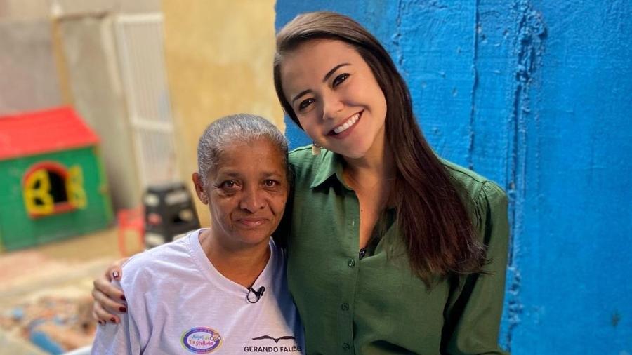 A repórter Lívia Torres abraça a catadora Janete Evaristo um dia após ambas se emocionarem ao vivo na TV - Reprodução/ Instagram @livtorres