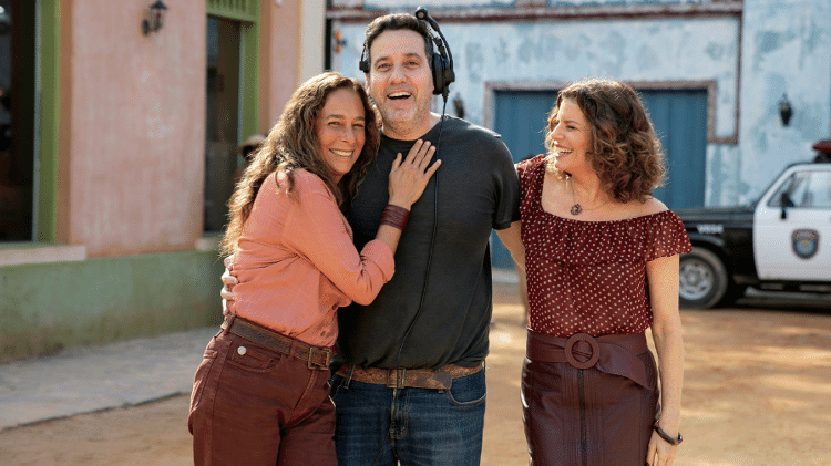 Andrea Beltrão, o diretor Allan Fiterman e Debora Bloch nos bastidores de 'No Rancho Fundo'