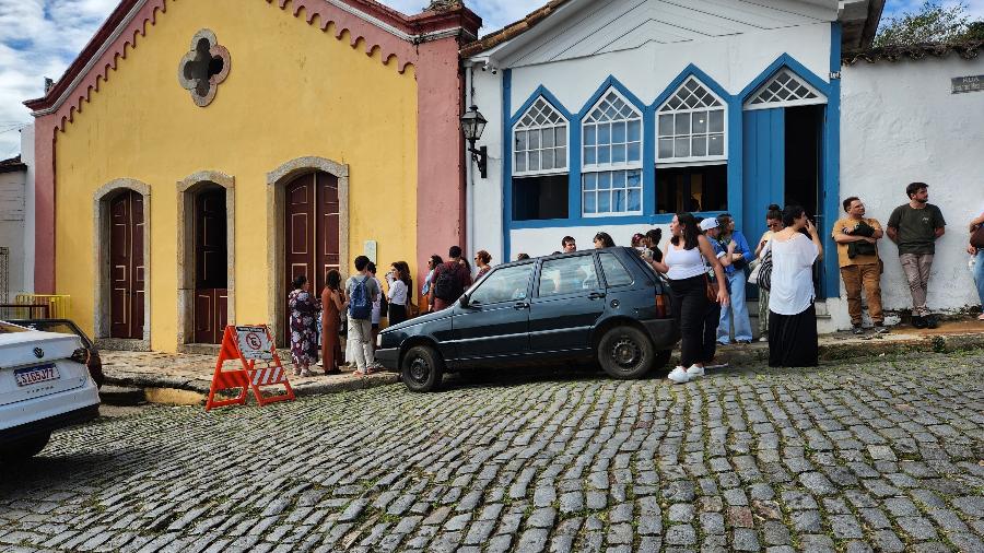 Pessoas formam fila para o encontro conversativo com Jout Jout - Ane Cristina/UOL