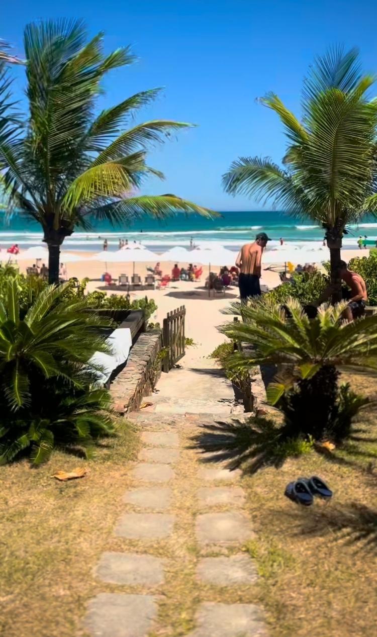 Mansão da mãe de Dado Dolabella tem portão com caminho para a praia Mansão da mãe de Dado Dolabella tem portão com caminho para a praia