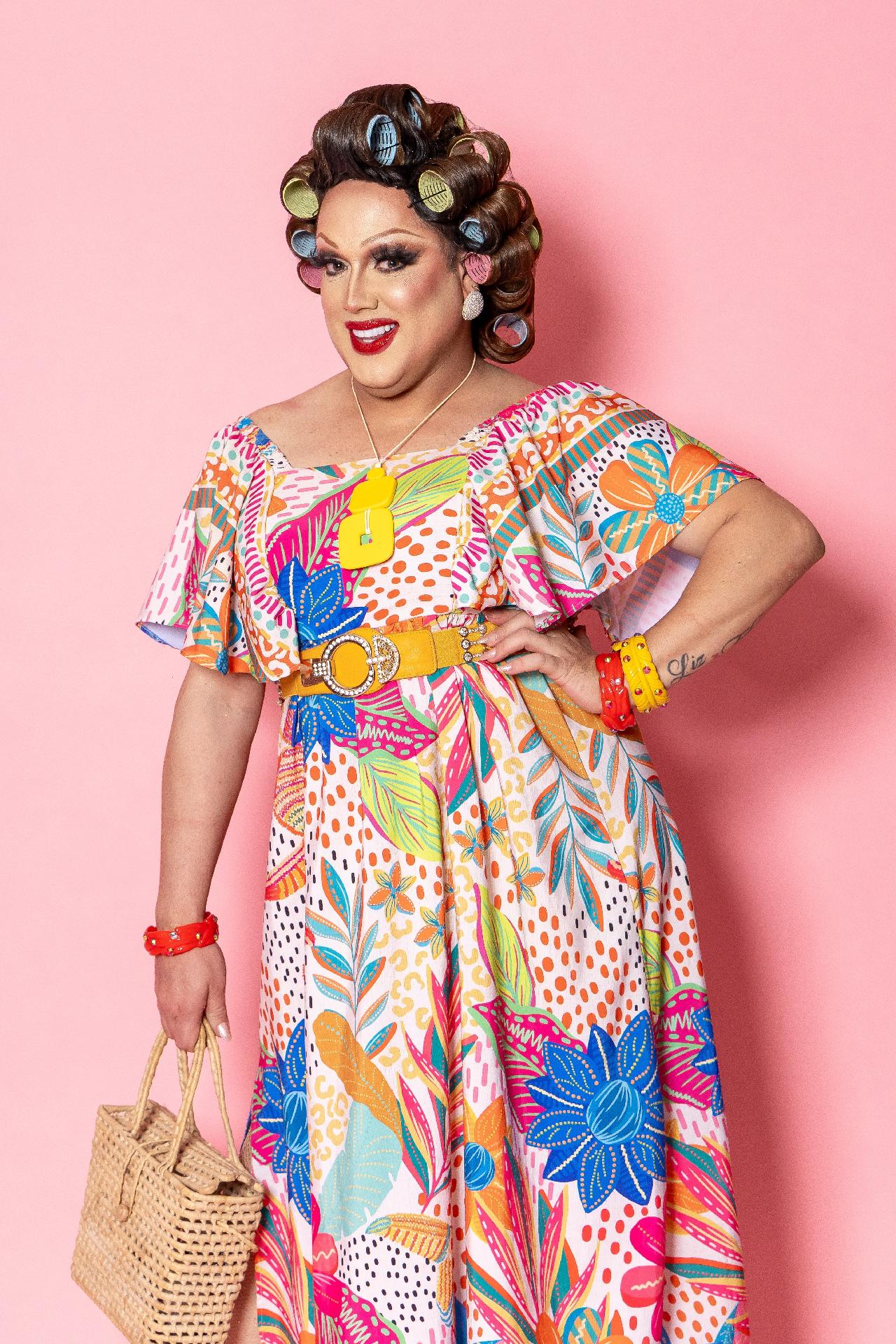 Aysha Pink é Dona Hérminia  - undefined