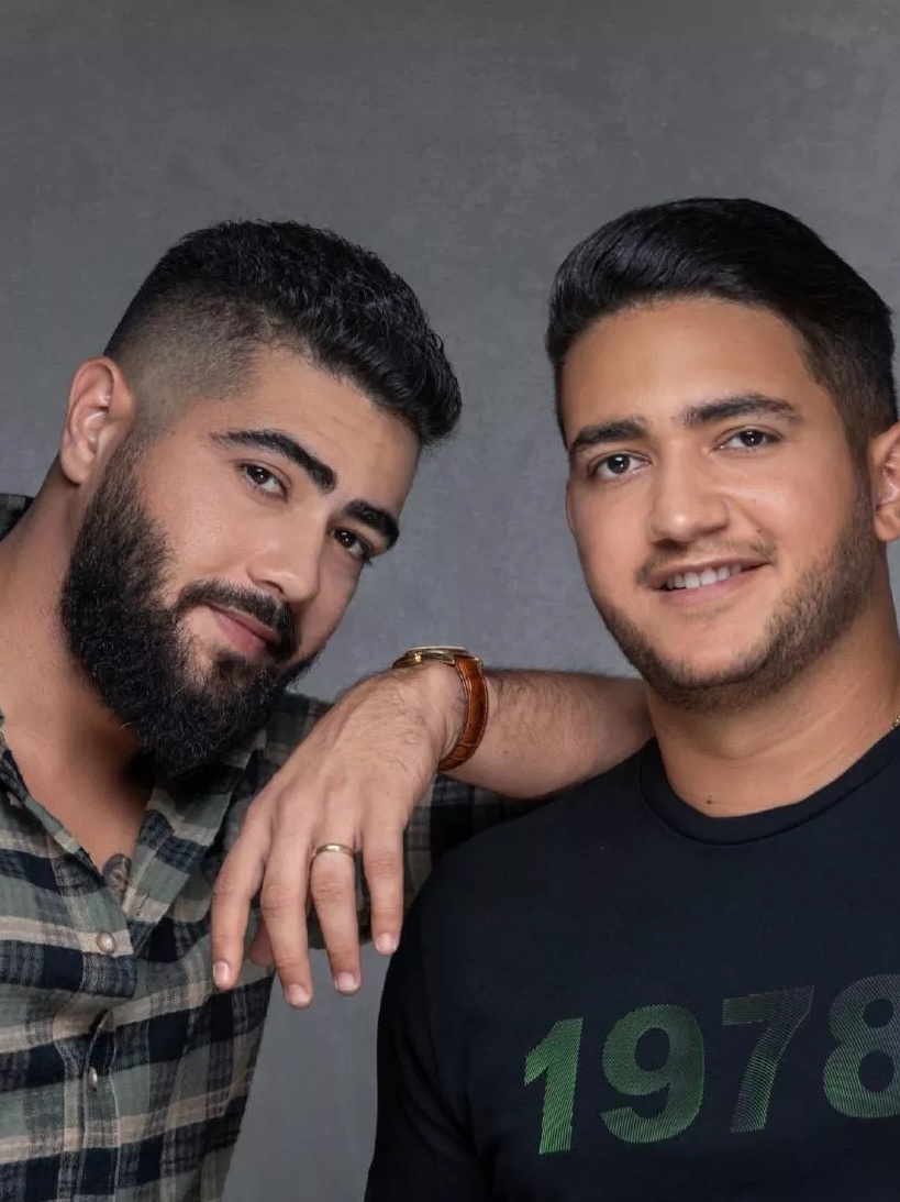 Henrique & Juliano interrompem show após produtores caírem do palco