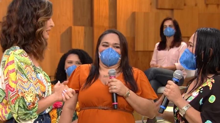 Rizonete aproveitou aparição na TV Globo para distribuir abraços no programa de Fátima - Reprodução/ Globoplay/ TV Globo