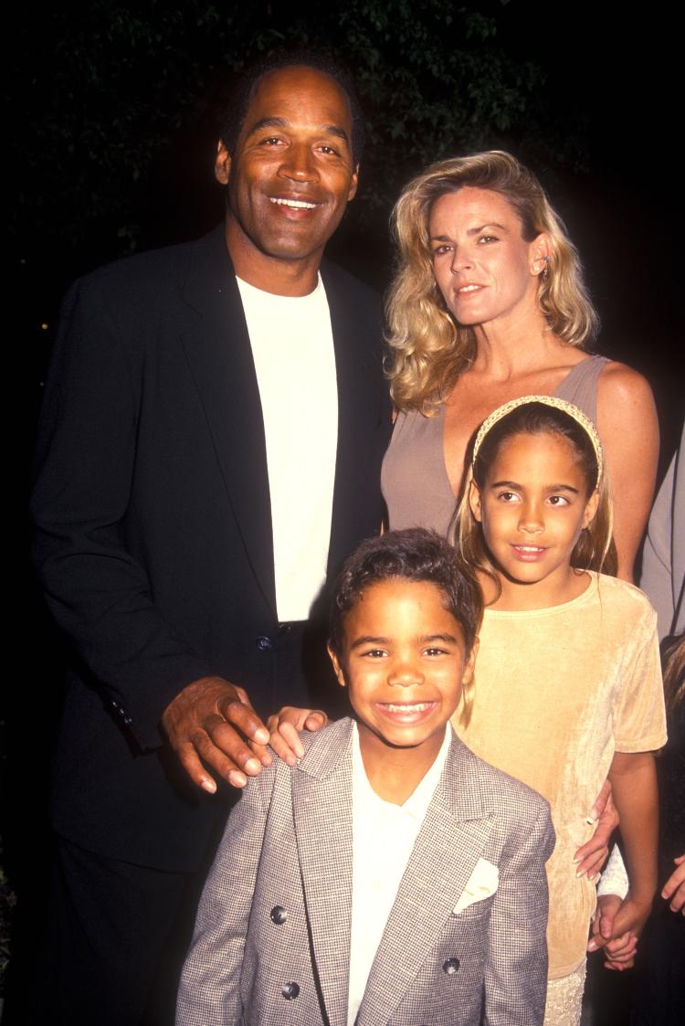 O.J. Simpson, Nicole Brown Simpson e filhos de O.J.. O atleta foi acusado de matar Nicole em 1994.