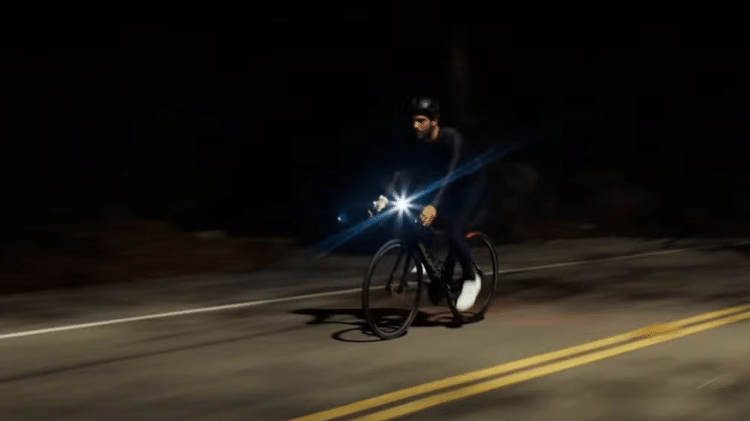 Afonso (Humberto Carrão) de bicicleta em 'Vale Tudo'