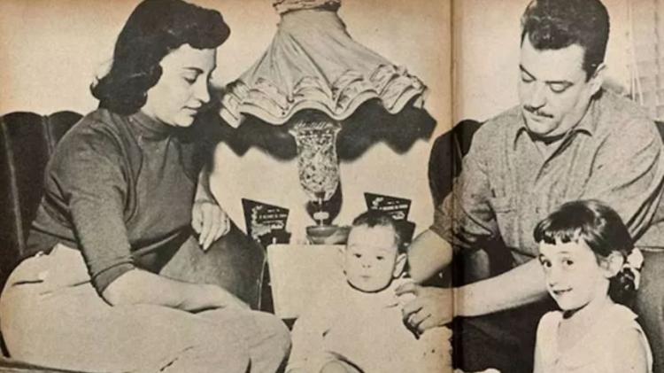 Laura Cardoso com o marido Fernando Balleroni e as duas filhas do casal