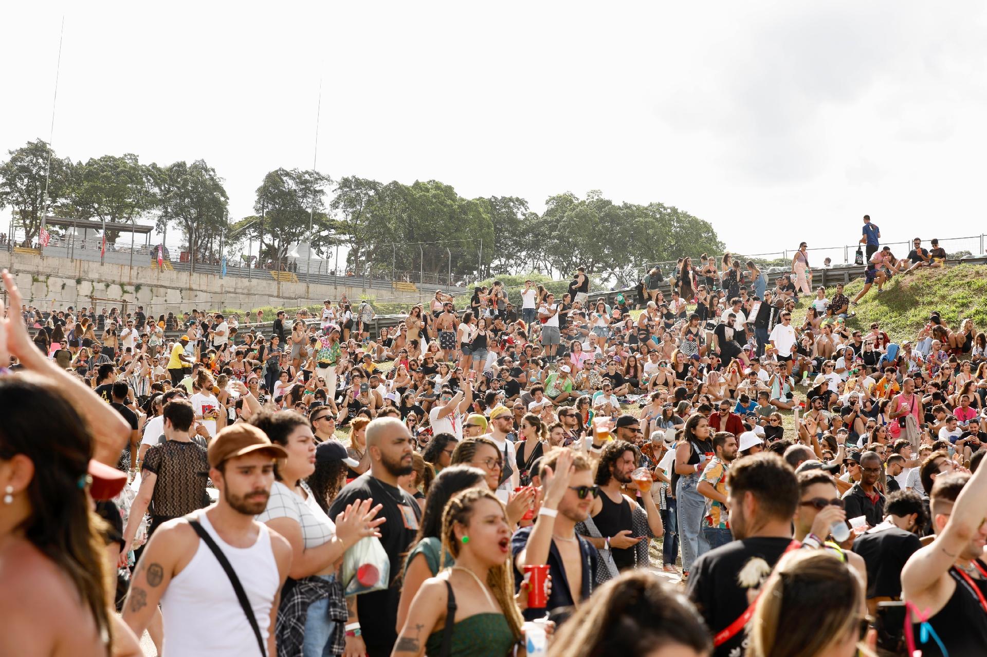 Público enfrenta calor na tarde deste sábado no Lollapalooza Brasil - Mariana Pekin/ UOL