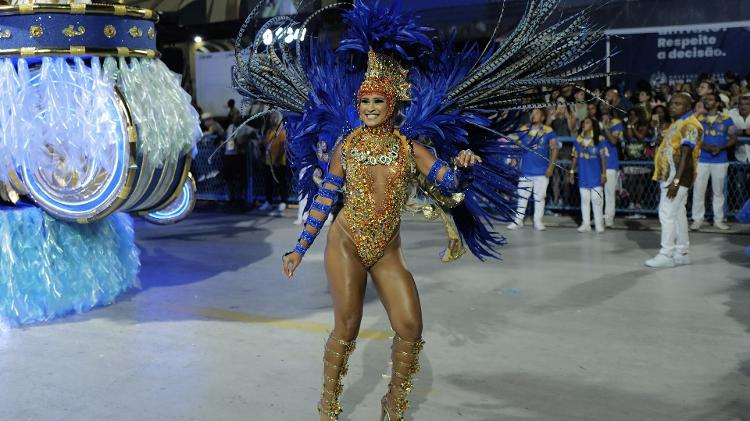 A musa Fernanda Florentino usou fantasia representando as Ondas da Guanabara