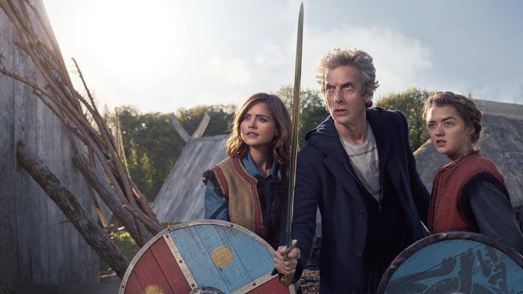 Jenna Coleman (esq.), Peter Capaldi e Maisie Williams em Doctor Who