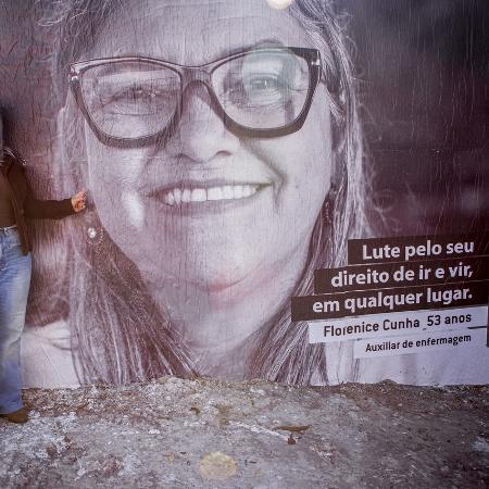 Florenice Cunha ao lado de sua foto no projeto Míticax