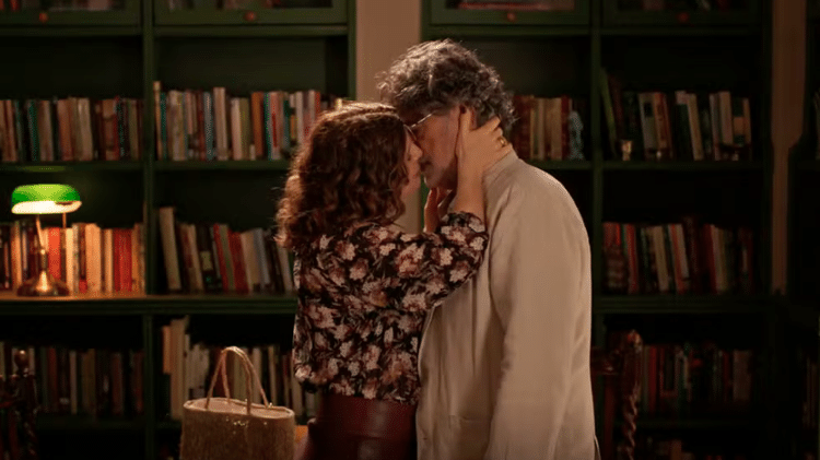 Deodora (Debora Bloch) e Ariosto (Eduardo Moscovis) se beijam em 'No Rancho Fundo'