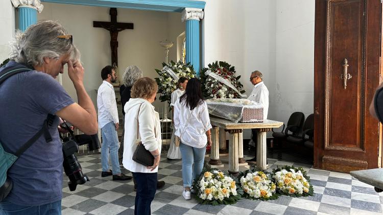 Irmã e sobrinhas de Caçulinha no velório do músico