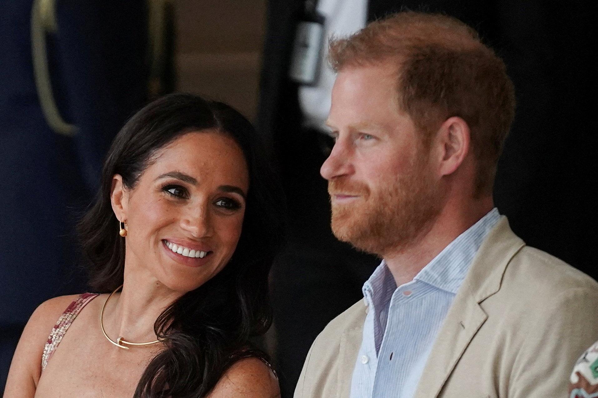 Harry e Meghan querem ser reconhecidos como 'figuras públicas', e não 'cidadãos comuns' - undefined