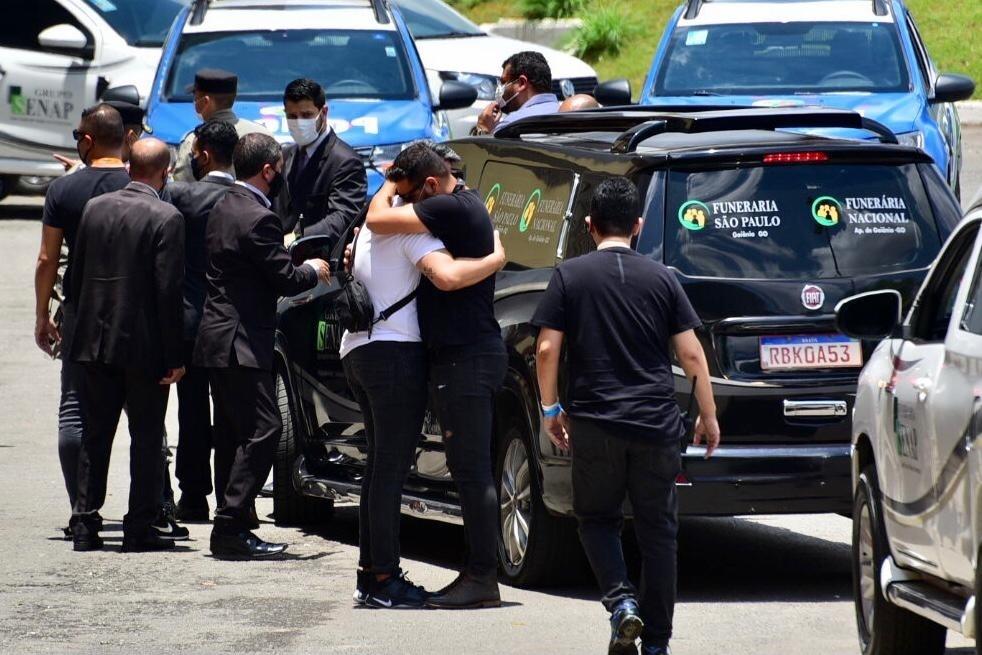 Familiares e amigos chegam para o velório da cantora Marília Mendonça na Goiânia Arena - Cristiano Borges e Júnior Guimarães/AgNews