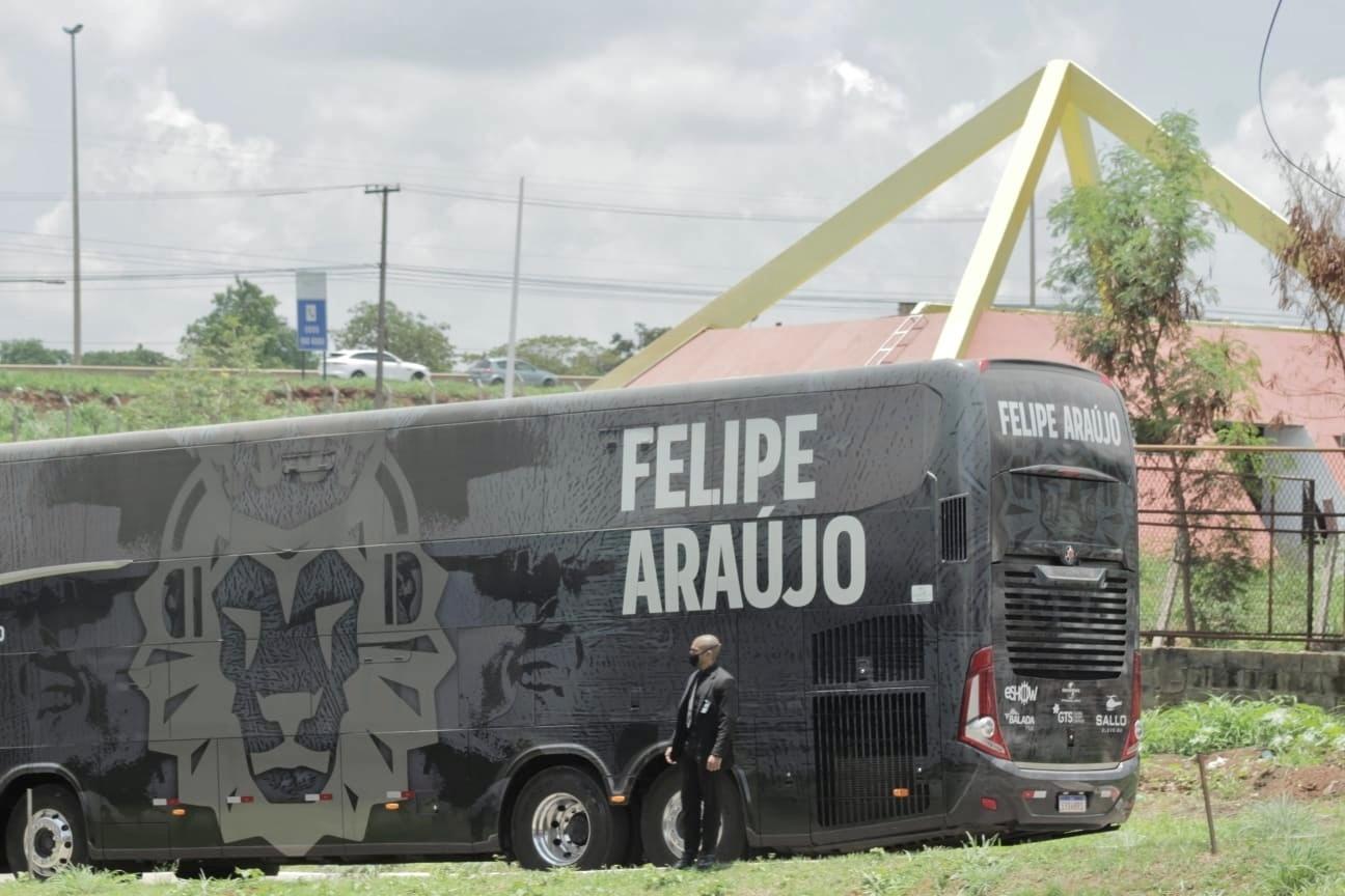 Ônibus de Felipe Araújo chega na Arena Goiânia para o velõrio da cantora Marília Mendonça - J. Lee/ Brazil News