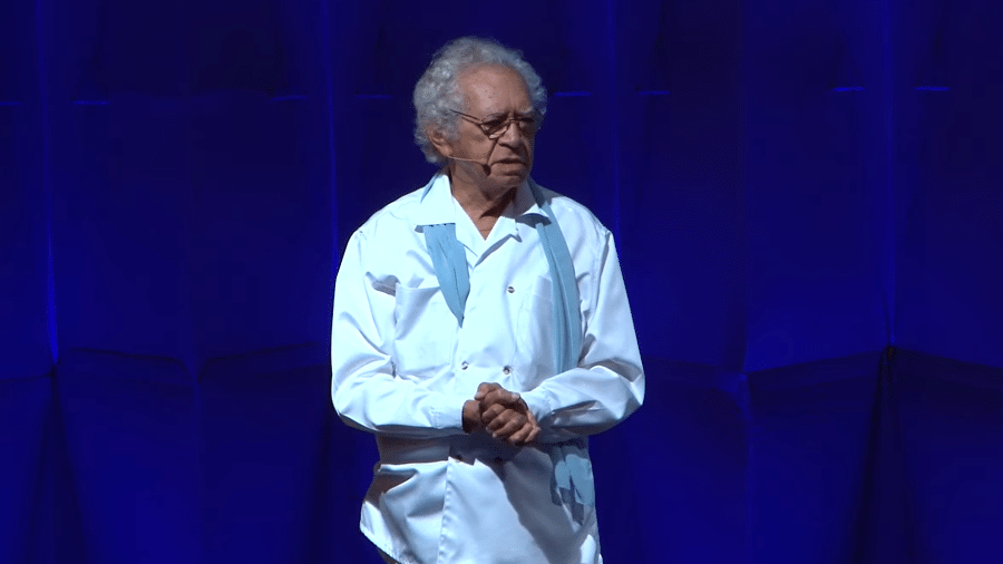 O poeta amazonense Thiago de Mello durante participação no TEDxAmazônia, em 2010 - Reprodução / Youtube