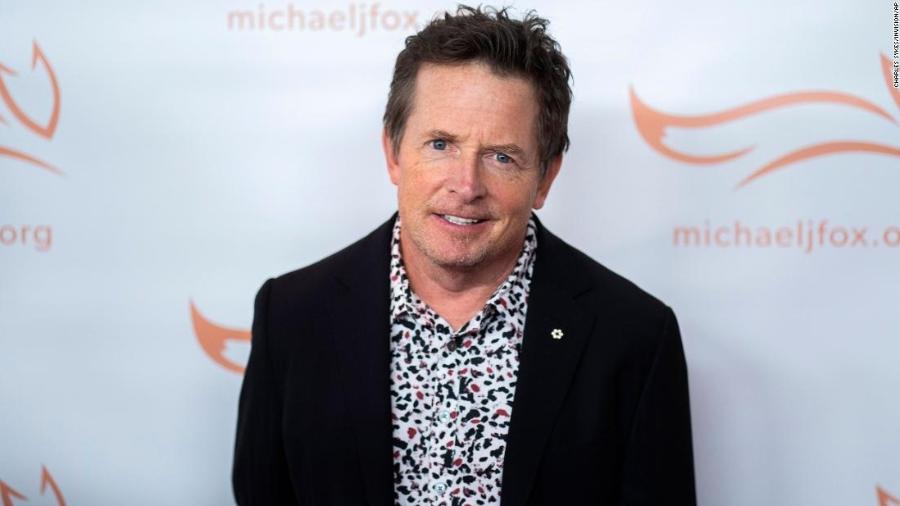 Michael J. Fox cai durante painel  - Reprodução