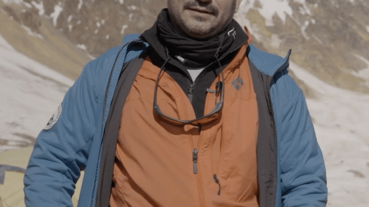 O diretor espanhol J.A. Bayona durante as filmagens de "A Sociedade da Neve", em cartaz na Netflix