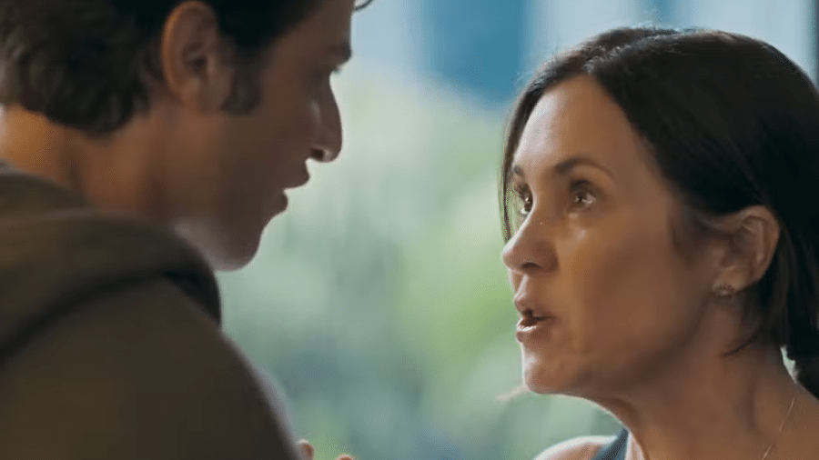 Mavi (Chay Suede) e Mércia (Adriana Esteves) em "Mania de Você" - Divulgação/Globo