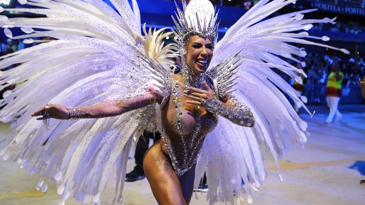 Tati Minerato é a rainha de bateria da Porto da Pedra