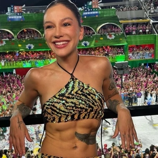 Priscilla exibe braços musculosos no espelho da academia: Amor