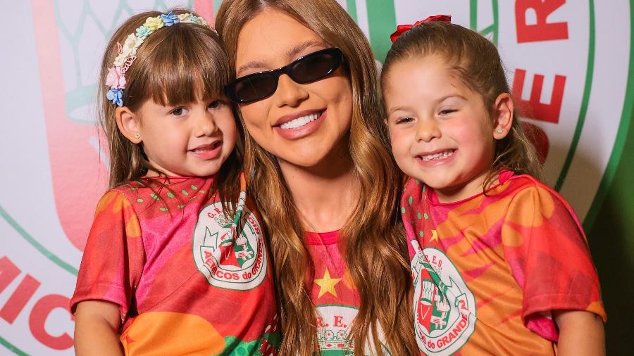 Virginia Fonseca foi com os filhos à festa do Dia das Crianças na quadra da Grande Rio