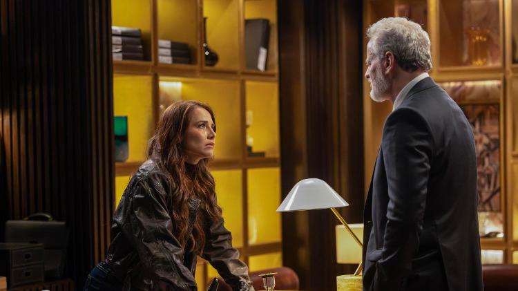 Adriana (Letícia Colin) surpreende Ademir (Dan Stulbach) em Quem Ama Cuida Adriana (Letícia Colin) surpreende Ademir (Dan Stulbach) em Quem Ama Cuida